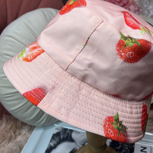 STRAWBERRY BUCKET HAT π - Picture 3 of 8